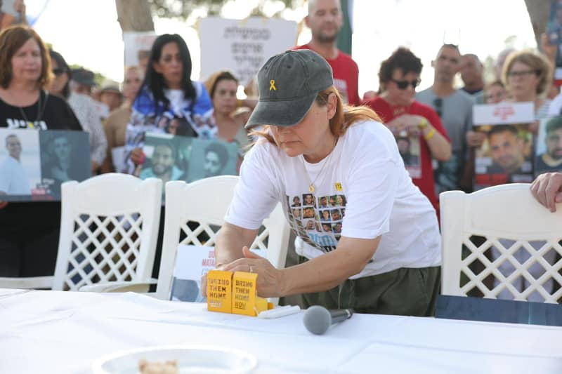 Hostage survivors, family members hold Kabbalat Shabbat outside Katz home