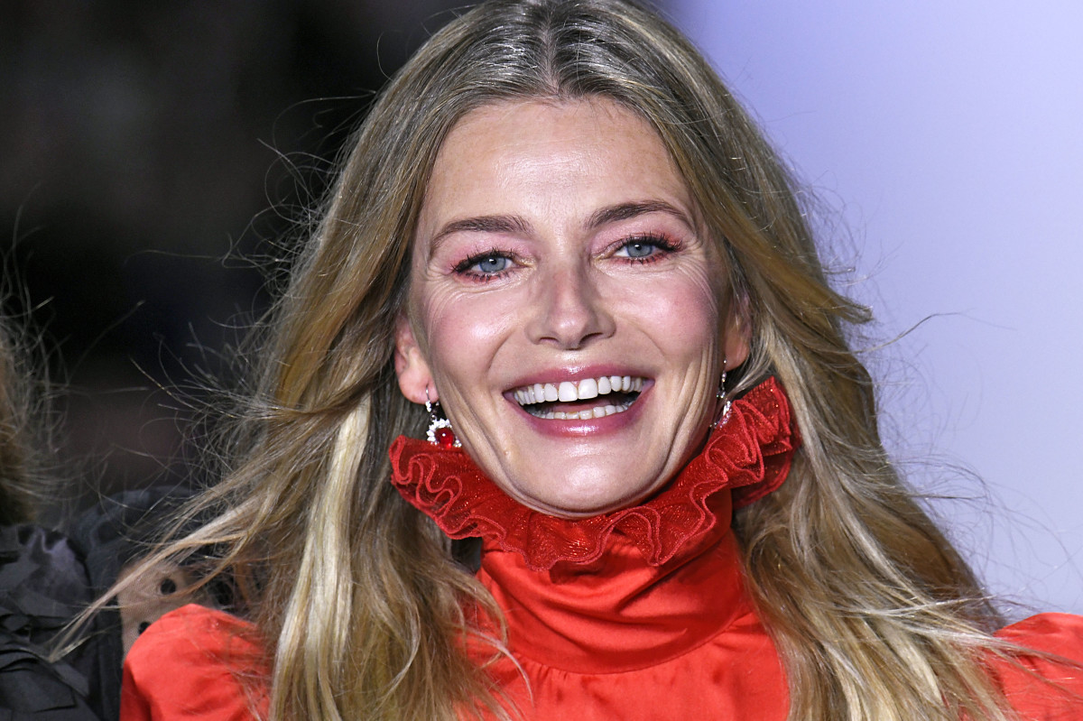 Paulina Porizkova Praised for 'Realness' After Sharing Unedited Belly Photo