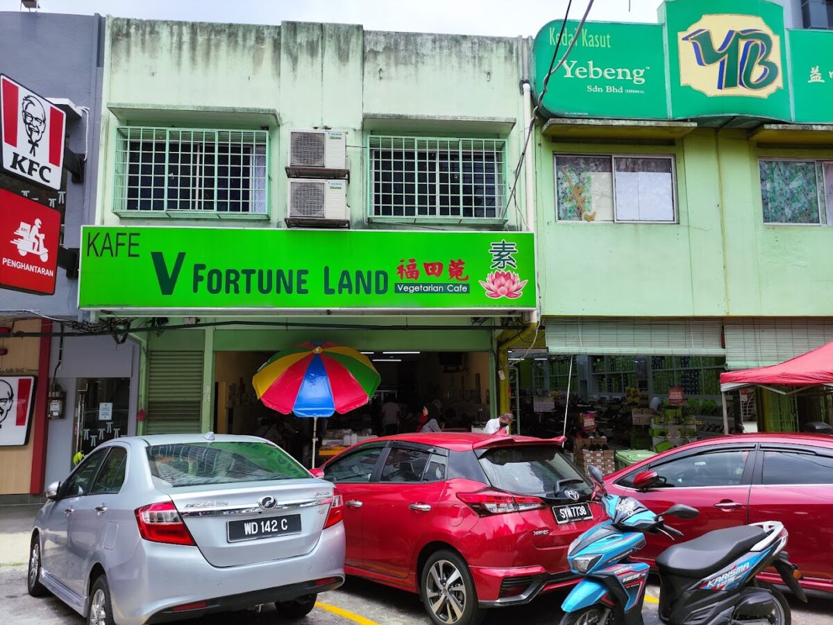 V Fortune Land Vegetarian Cafe — Mixed rice stall serves 3 dishes for