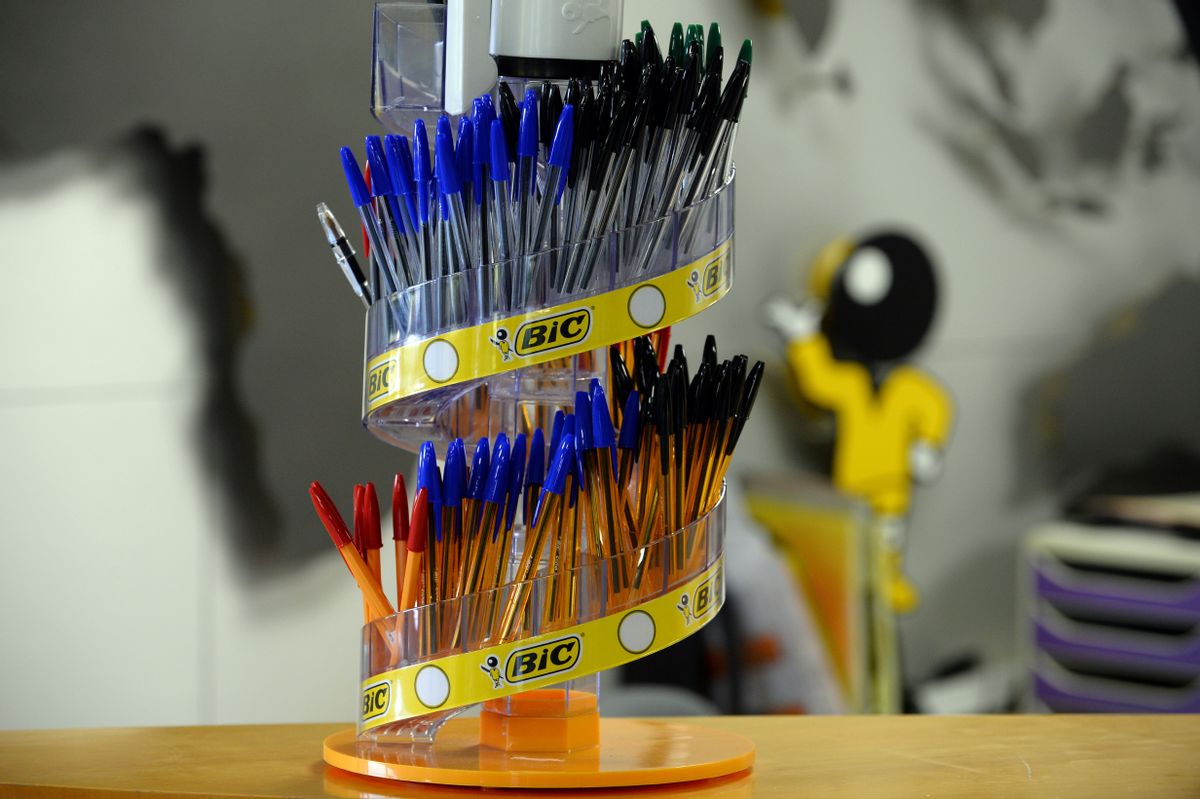 Fact Check Posts Claim Ballpoint Pen Caps Have Holes in Them to