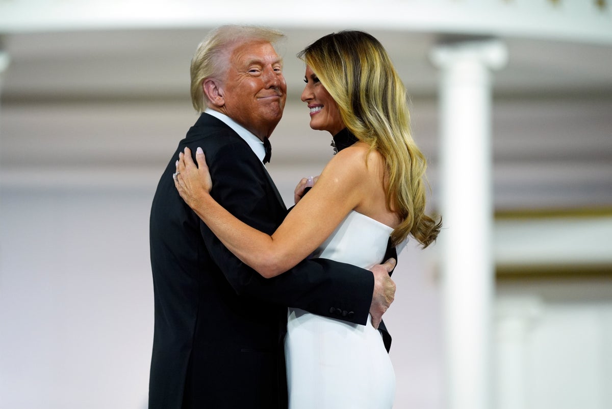 Watch Donald Trump and wife Melania share first dance at inauguration ball(04)