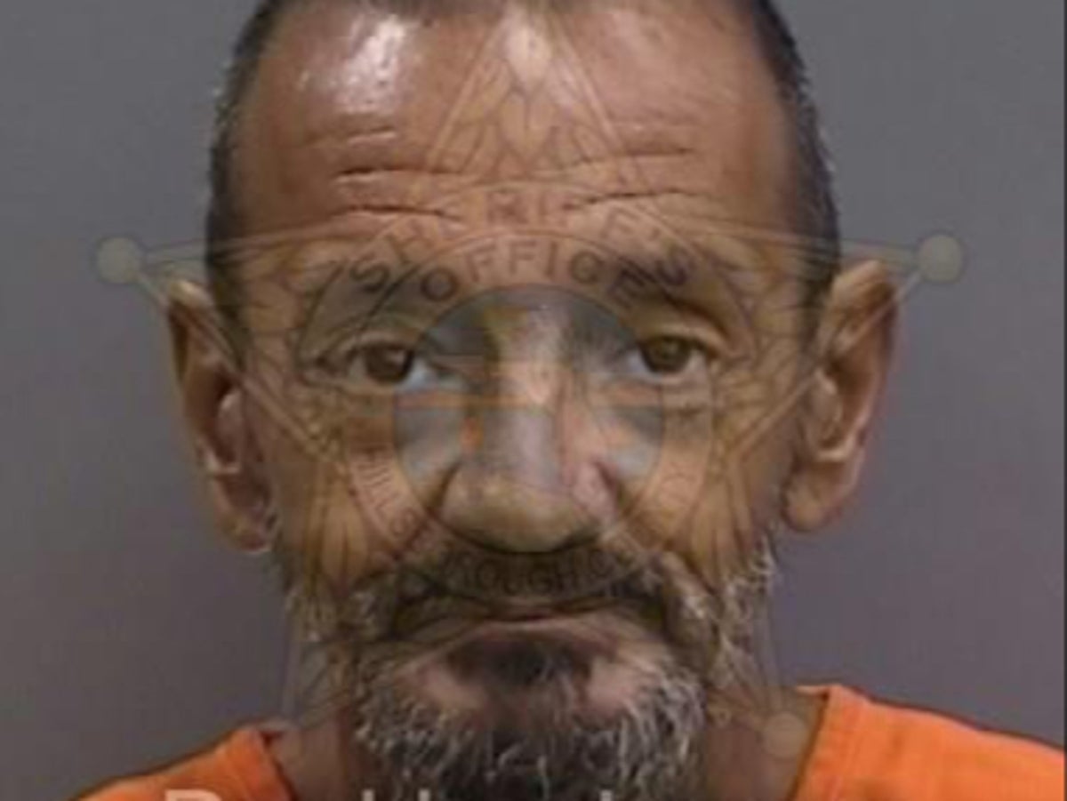 Hurricane viral sensation Lt. Dan is arrested for not moving his boat(03)