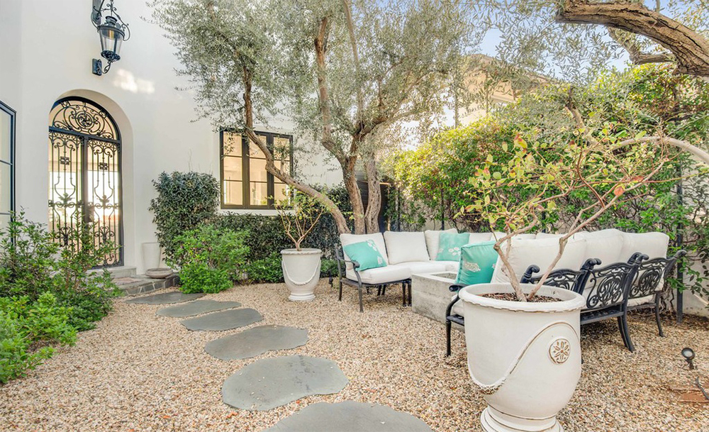 Marcy Carsey Lists Beachfront House in Malibu