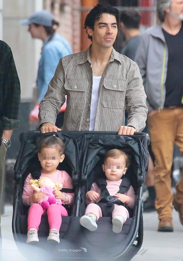 Las imágenes de Joe Jonas con sus hijas en el parque tras llegar a un