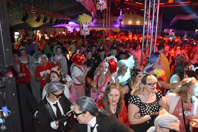 Weiberfastnacht in Menden Karneval im Zelt nimmt Fahrt auf Menden