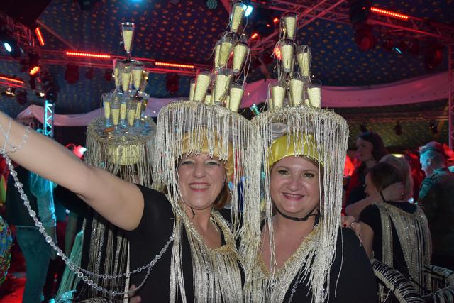 Weiberfastnacht in Menden Karneval im Zelt nimmt Fahrt auf Menden