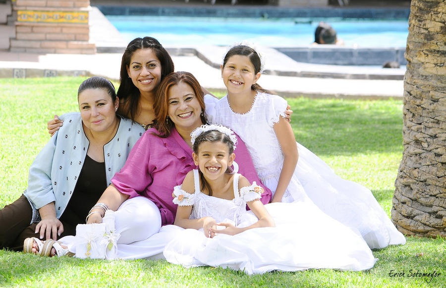 19082012 NIÃ±AS Susana Ruth y Mayra RamÃ­rez, recibieron por primera