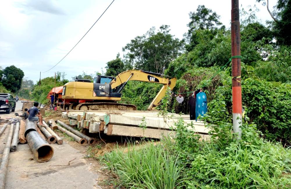 Media Dayak Longsor Bahu Jalan H Koyem Mulai Ditangani Dinas PUPR