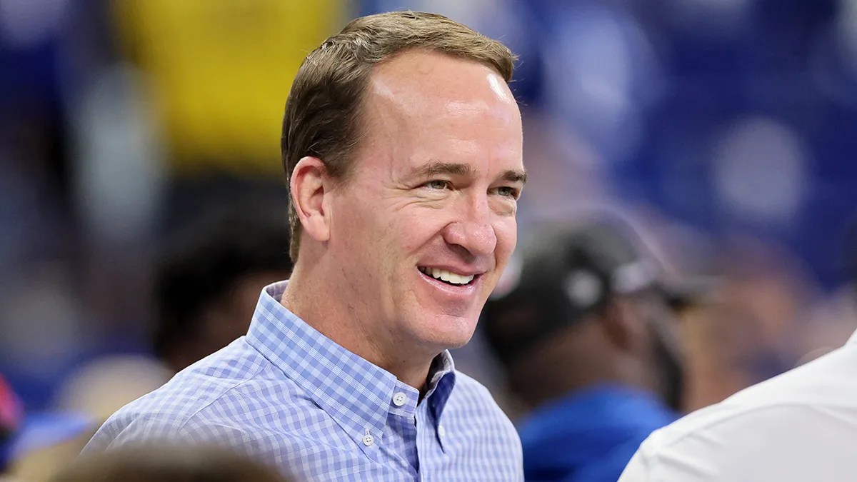 Did Peyton Manning calm crying baby on flight, then pass kind note to(08)