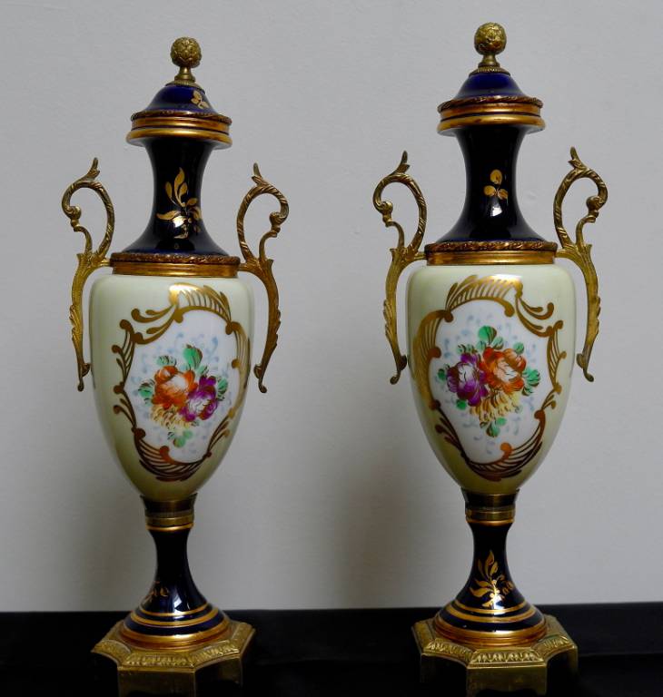 Paire de vases en porcelaine de Sévres Puces Privées