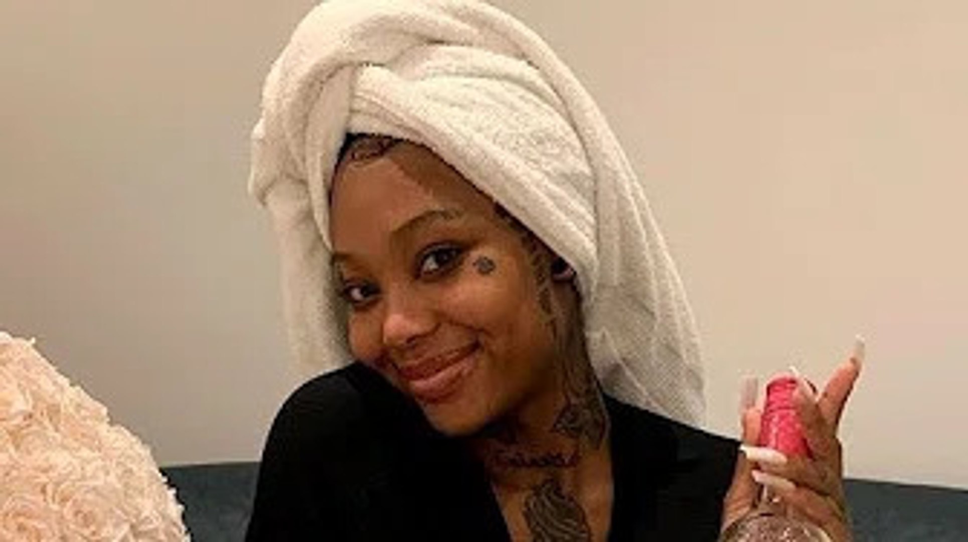R&B Singer Summer Walker’s Latest Plastic Surgery DIMPLE Added To Her(08)