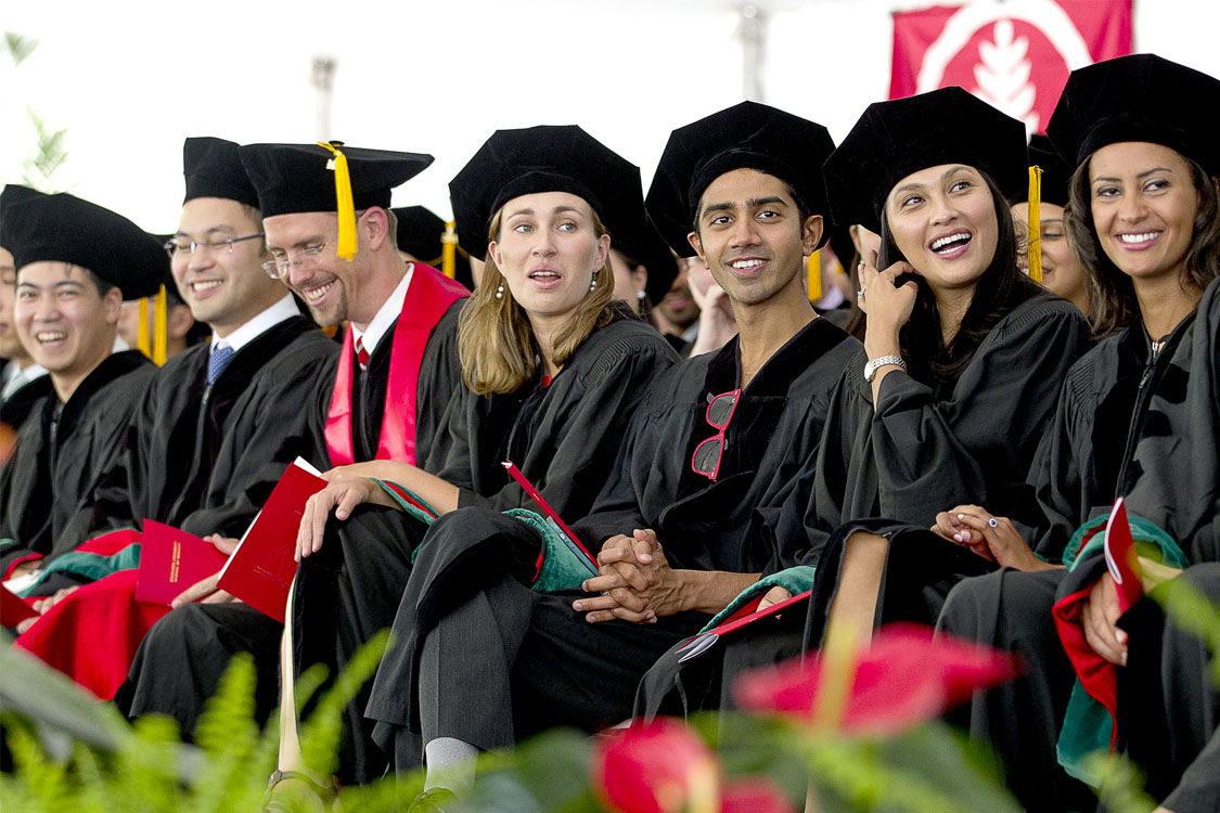 Who is an international medical graduate?