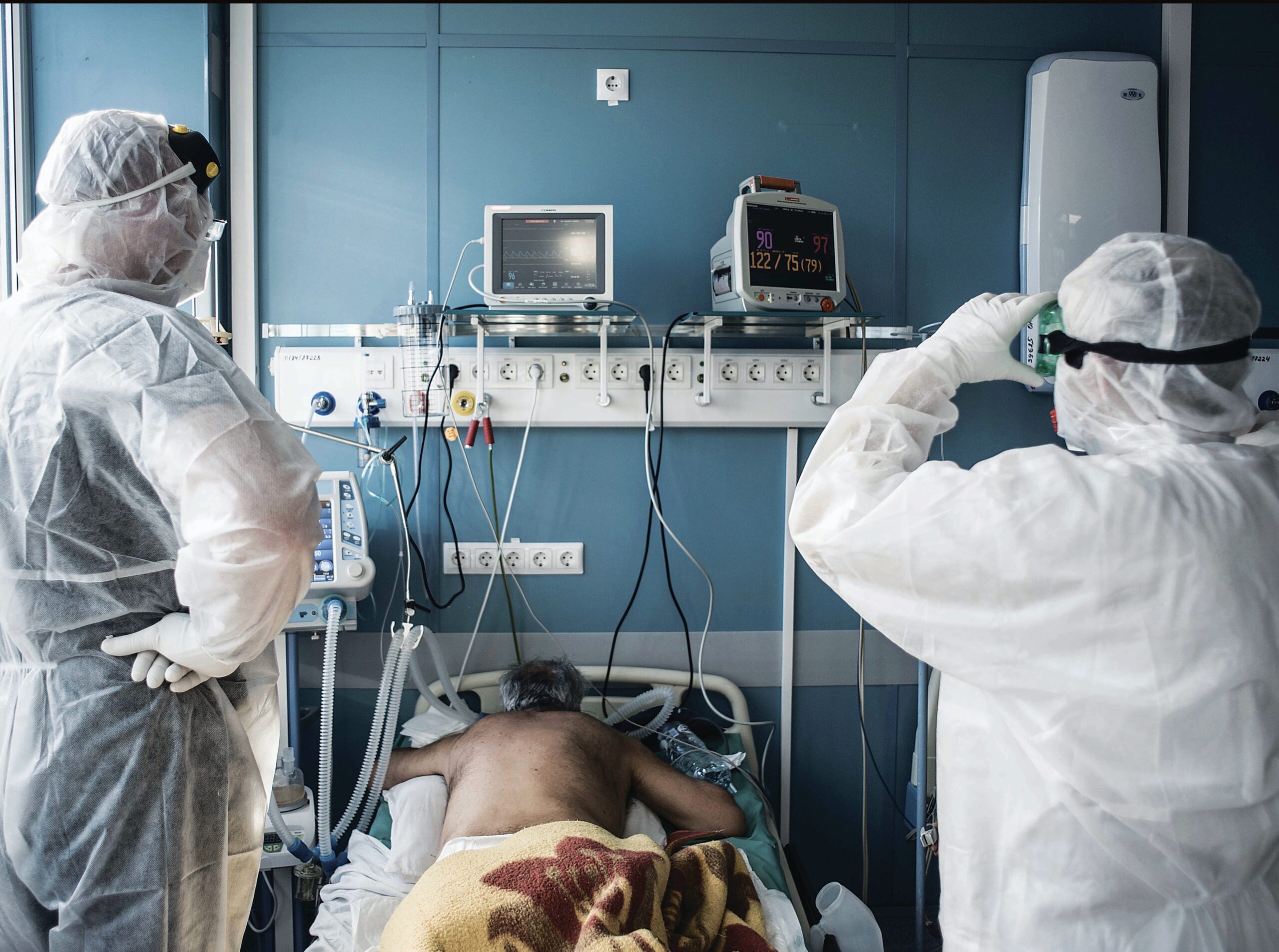 Крымский вице-премьер призвала ценить медработников не только во времена пандемии 4 В Симферополе открыли фотовыставку «История болезни», посвящённую борьбе крымских врачей с пандемией коронавируса. В проекте использованы материалы фотографа «Крымской газеты» Антона Волка. Он побывал в «красной зоне» симферопольской ГКБ № 7 и в евпаторийском госпитале на базе санатория «Прибой». Выставка приурочена к Всемирной неделе иммунизации. «Пандемия коронавируса стала не просто напоминанием о хрупкости человеческой жизни. Она показала всем нам, представителям органов власти, что медработников нужно ценить не только в кризисные времена. О важности труда врачей нужно помнить всегда и больше внимания уделять защите их прав вне зависимости от эпидемий», – отметила вице-премьер Крыма Елена Романовская.