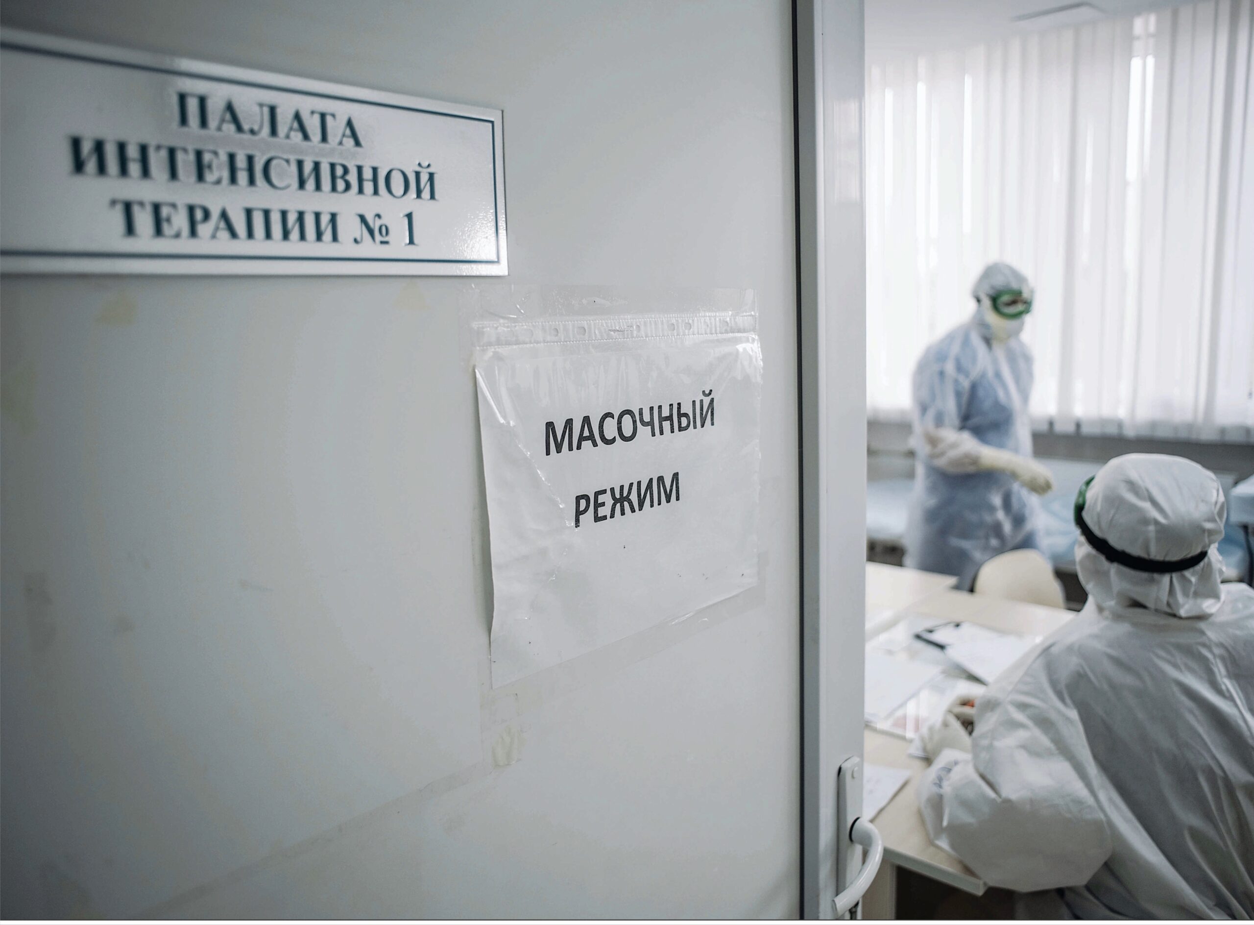 Крымский вице-премьер призвала ценить медработников не только во времена пандемии 3 В Симферополе открыли фотовыставку «История болезни», посвящённую борьбе крымских врачей с пандемией коронавируса. В проекте использованы материалы фотографа «Крымской газеты» Антона Волка. Он побывал в «красной зоне» симферопольской ГКБ № 7 и в евпаторийском госпитале на базе санатория «Прибой». Выставка приурочена к Всемирной неделе иммунизации. «Пандемия коронавируса стала не просто напоминанием о хрупкости человеческой жизни. Она показала всем нам, представителям органов власти, что медработников нужно ценить не только в кризисные времена. О важности труда врачей нужно помнить всегда и больше внимания уделять защите их прав вне зависимости от эпидемий», – отметила вице-премьер Крыма Елена Романовская.