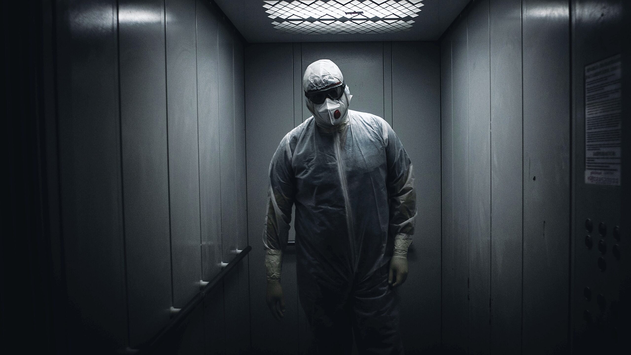 Крымский вице-премьер призвала ценить медработников не только во времена пандемии 5 В Симферополе открыли фотовыставку «История болезни», посвящённую борьбе крымских врачей с пандемией коронавируса. В проекте использованы материалы фотографа «Крымской газеты» Антона Волка. Он побывал в «красной зоне» симферопольской ГКБ № 7 и в евпаторийском госпитале на базе санатория «Прибой». Выставка приурочена к Всемирной неделе иммунизации. «Пандемия коронавируса стала не просто напоминанием о хрупкости человеческой жизни. Она показала всем нам, представителям органов власти, что медработников нужно ценить не только в кризисные времена. О важности труда врачей нужно помнить всегда и больше внимания уделять защите их прав вне зависимости от эпидемий», – отметила вице-премьер Крыма Елена Романовская.