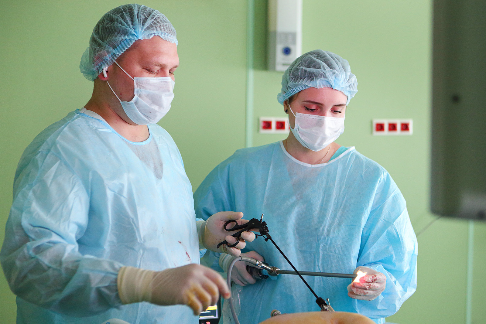 «Меньше осложнений и быстрее восстановление»: В Москве станут проводить больше высокотехнологичных операций 4 В Москве планируют развивать высокотехнологичную и органосберегающую медицину, а также расширить доступность медпомощи по заболеваниям, которые приводят к инвалидности или ранней смерти. В 2023 году для этого запустят три новые программы по оказанию стационарной медпомощи, В первую программу включат развитие органосберегающих операций, в основном путём лапароскопии. Основными направлениями станут лечение холецистита и грыж, а также гнойных воспалительных процессов. Для последних используют вакуумные технологии, при которых будут быстрее заживать раны и восстанавливаться пациенты.