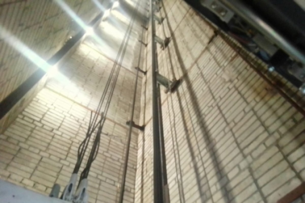 В пермской больнице с высоты четвёртого этажа рухнул лифт с пациентами 1 В пятиэтажной пермской больнице «Архангела Михаила и Всех Небесных Сил» упал лифт, в котором находились 12 пациентов, санитарка и лифтёр. Четверо человек получили травмы – у двоих трещины голени без смещения, ещё двое проходят обследование. В Минздраве пообещали провести тщательное расследование инцидента, а также оказать необходимую помощь пострадавшим. В администрации больницы также пояснили, что лифт проходил все необходимые освидетельствования. Был заключен договор на техническое обслуживание ежемесячно.