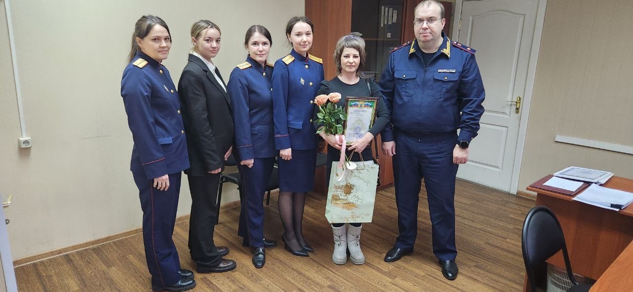 Глава СК Хакасии наградил фельдшера из Черногорска за спасение ребенка и содействие в задержании преступника 1 Глава Следственного комитета по Красноярскому краю и Хакасии Алексей Ерёмин вручил благодарственное письмо фельдшеру скорой помощи из Черногорска Анне Лобановой. Она спасла семилетнюю девочку от насильника и помогла правоохранителям задержать преступника. Днём 5 декабря 2023 года 52-летний житель Черногорска встретил на улице семилетнюю девочку, которая возвращалась из школы домой. Он взял её за руку и повёл к себе домой, намереваясь совершить насилие. Кричащего ребёнка заметила Анна Лобанова. Она проследила за мужчиной до его общежития и сразу постучалась в дверь. Злоумышленник требовал, чтобы она ушла, но Лобанова, не испугавшись его и несмотря на сопротивление мужчины, забрала девочку и вызвала полицию. В отношении мужчины было возбуждено уголовное дело, подозреваемый заключен под стражу.