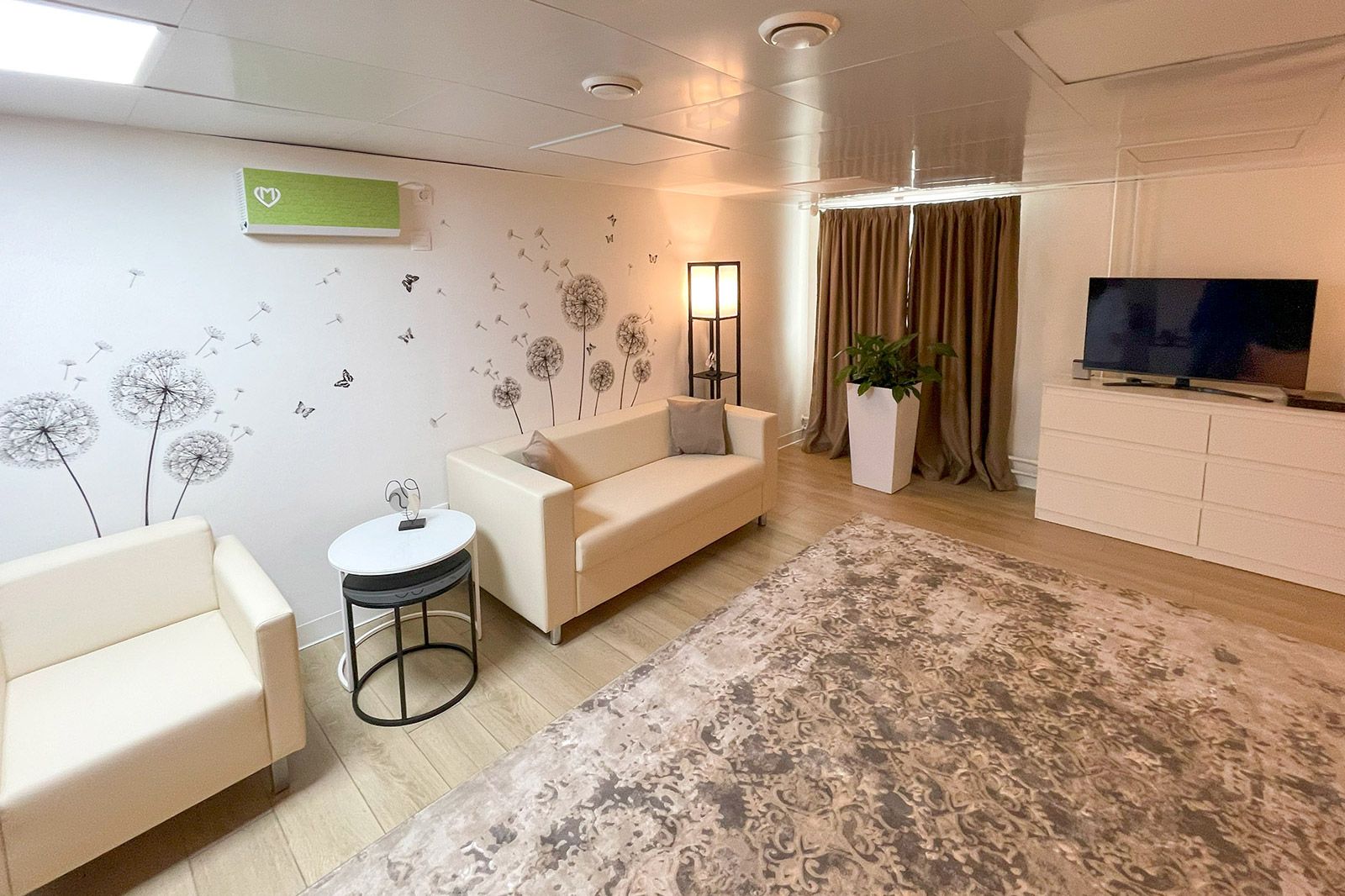 Кресло с антицеллюлитным массажем, VR-очки, аромамашины и панно из мха: московские врачи будут снимать стресс в комнатах психологической разгрузки 1 Так медицинский персонал может передохнуть в перерыве между пациентами и после рабочего дня. Об этом рассказала заместитель Мэра Москвы по вопросам социального развития Анастасия Ракова.