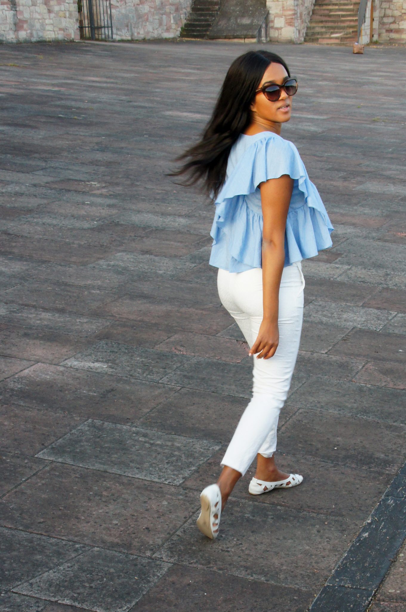 Wearing a blue and white outfit in summer Meet Miri