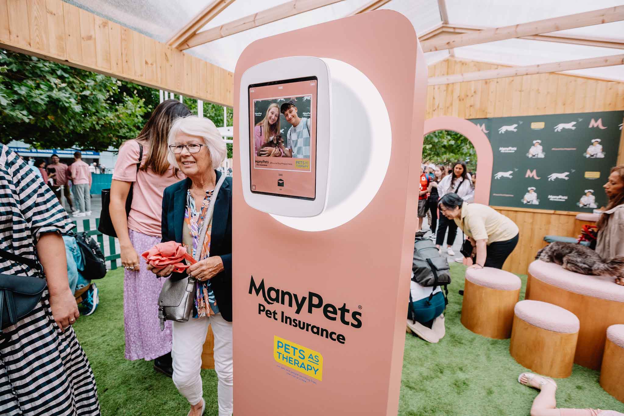 Many Pets Petting Booth Megabooth