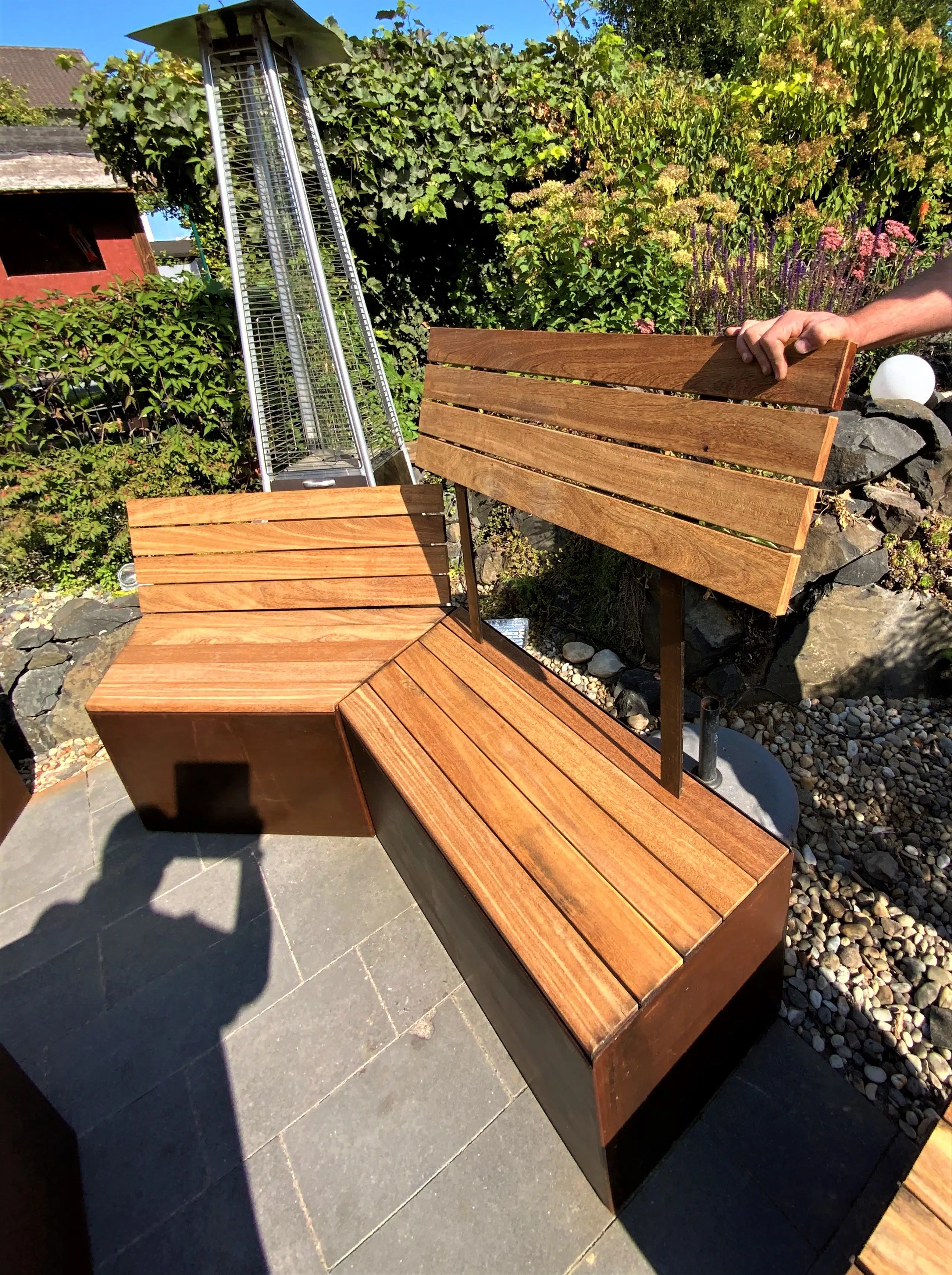 Sitzecke CorTen Stahl Hartholz Rückenlehne Meine Feuertonne