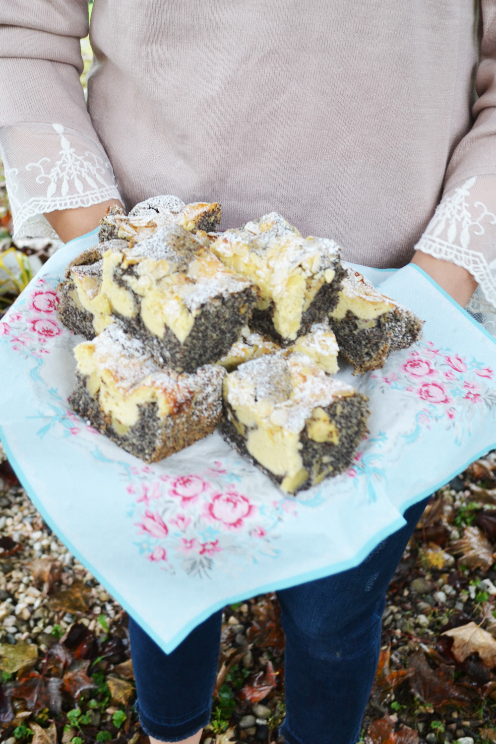 Saftige, gefleckte Stückchen! MohnTopfenKuchen mit Äpfeln