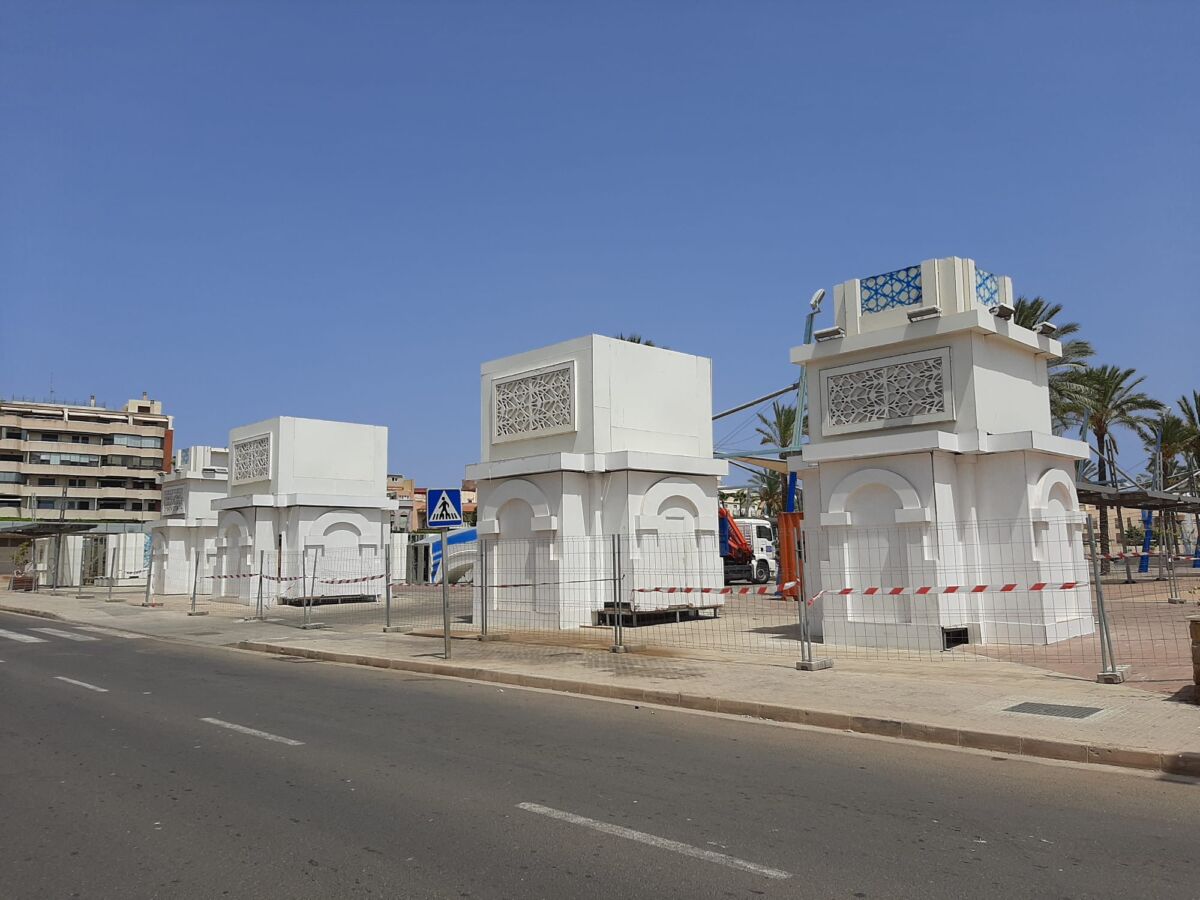 La Ciudad empieza a montar la puerta de la Feria en la Plaza de San Lorenzo MelillaHoy