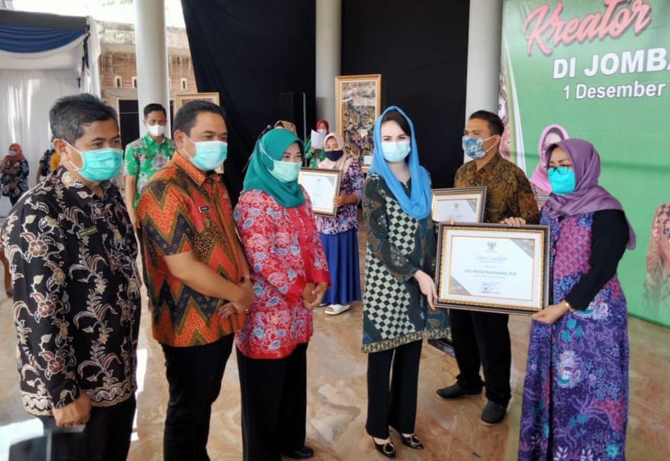 Dekranasda Provinsi Jatim Beri Penghargaan 13 Kreator Batik Jombang -  Memontum.Com