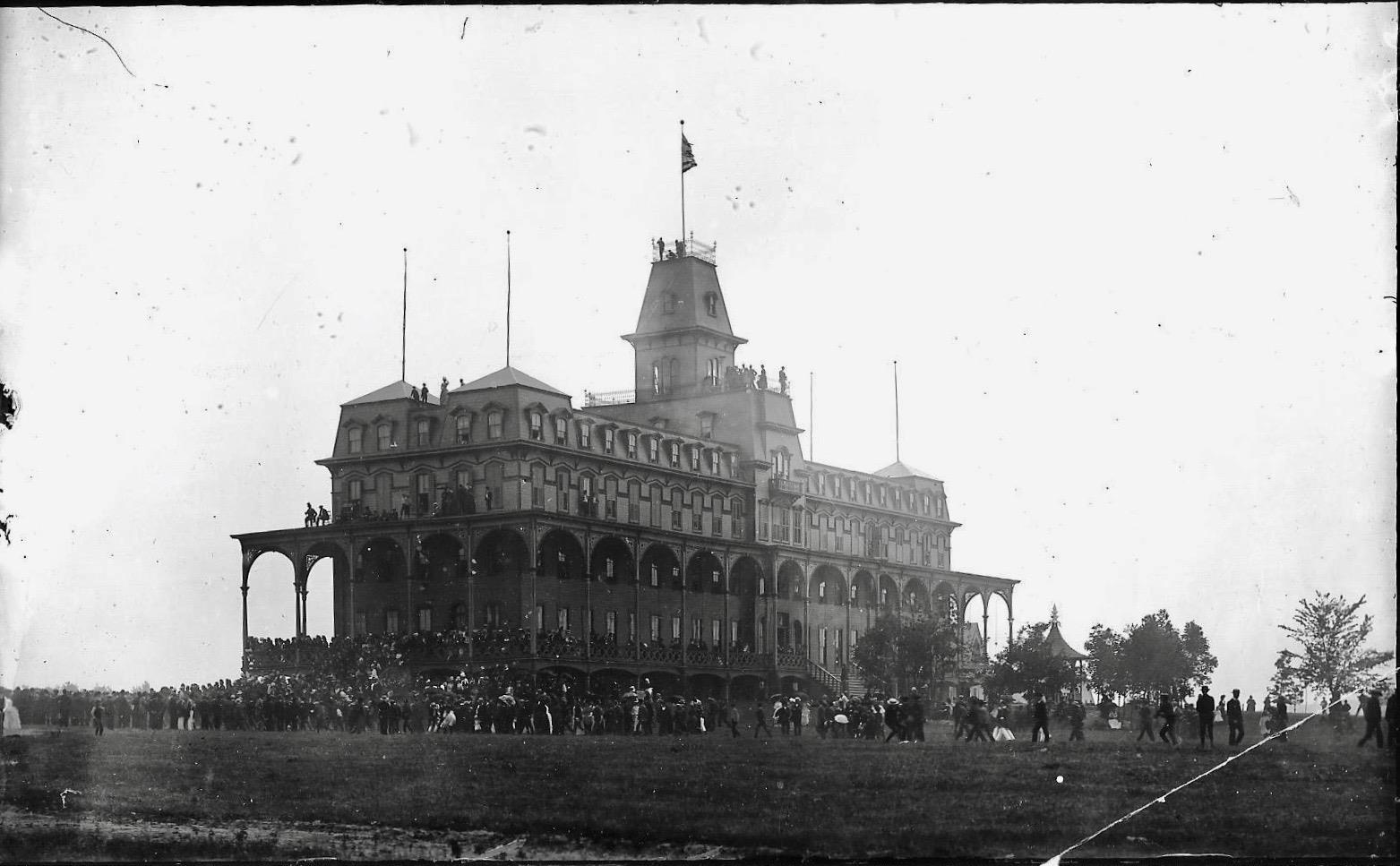 The Frontenac Hotel and Fire 1000 Islands (1878 1911)