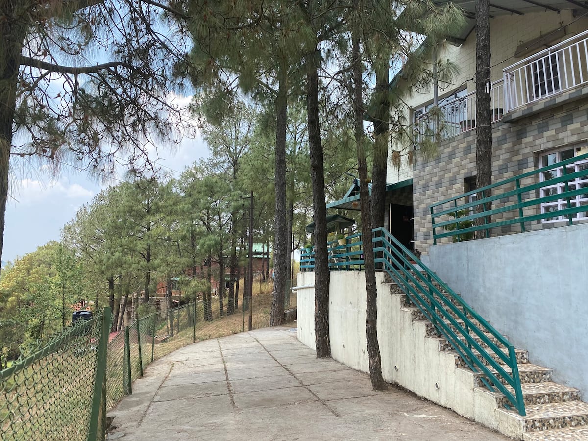 Pine Crest West, Kasauli Ménage Vacation Homes