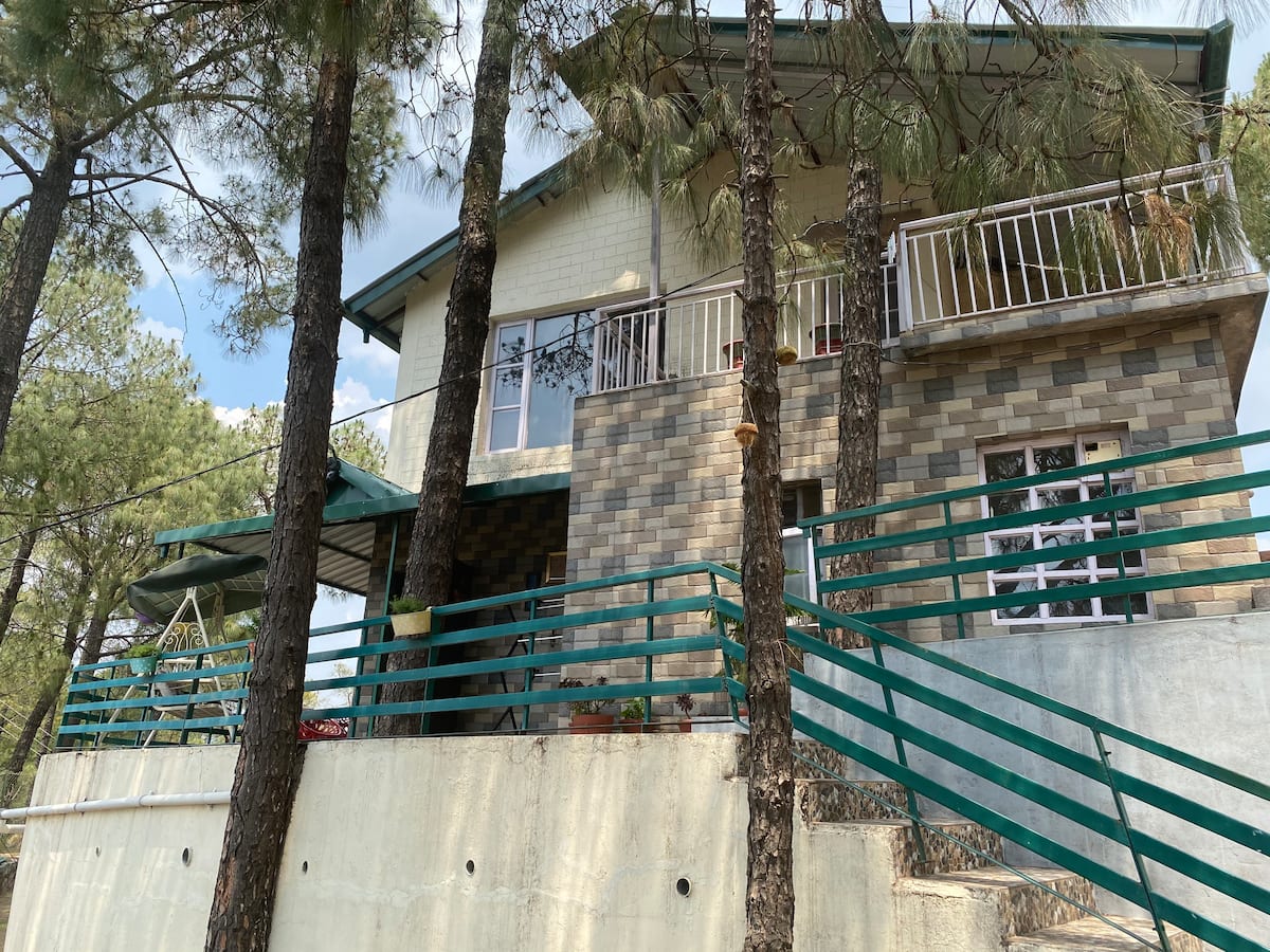 Pine Crest West, Kasauli Ménage Vacation Homes