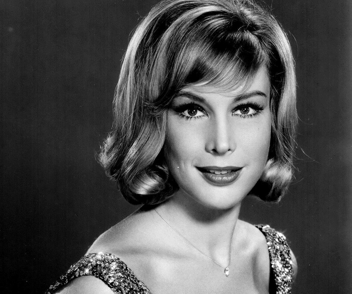 40 Vintage Photos of Barbara Eden Mentertained