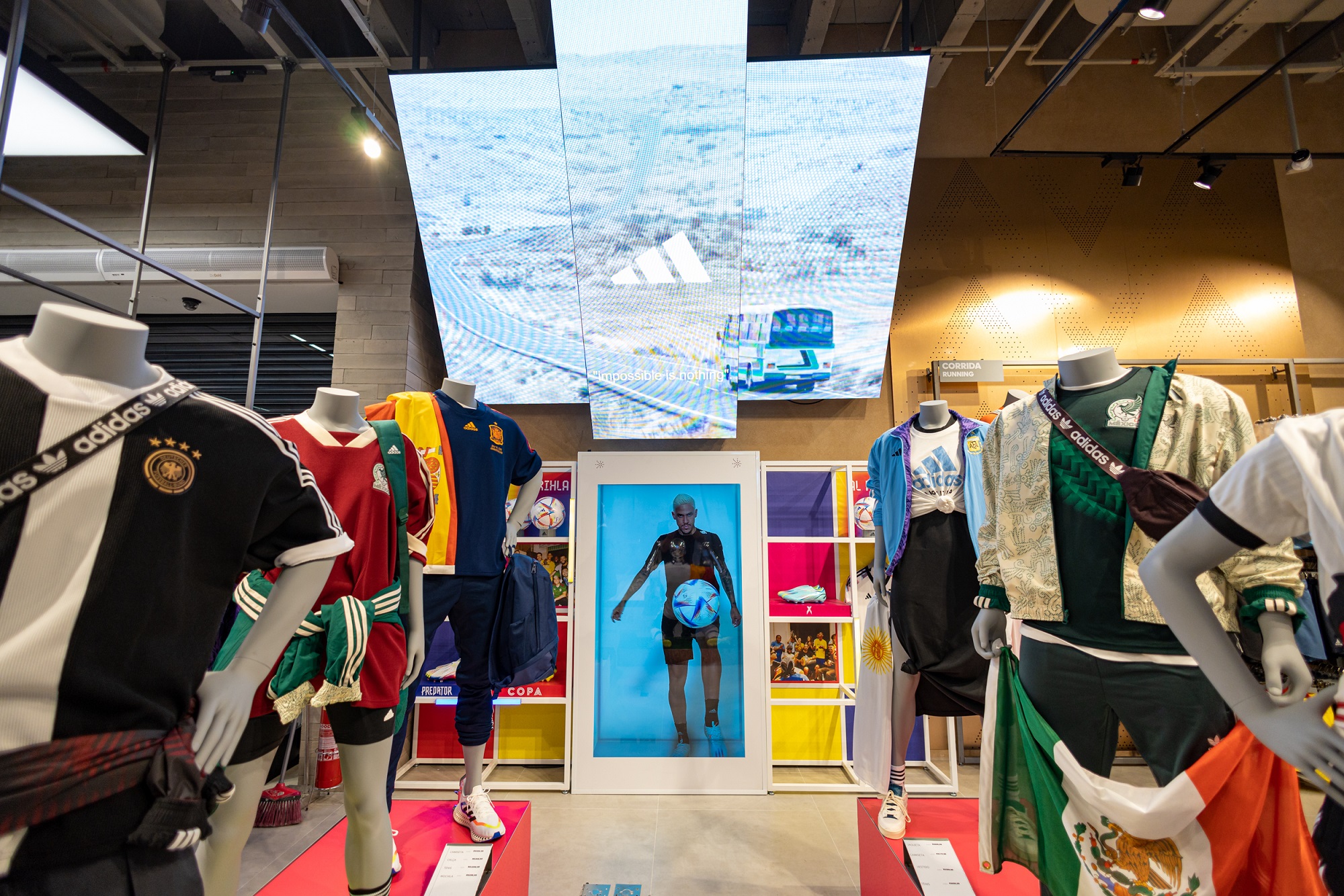 Adidas por dentro da lojaconceito da marca na Avenida Paulista