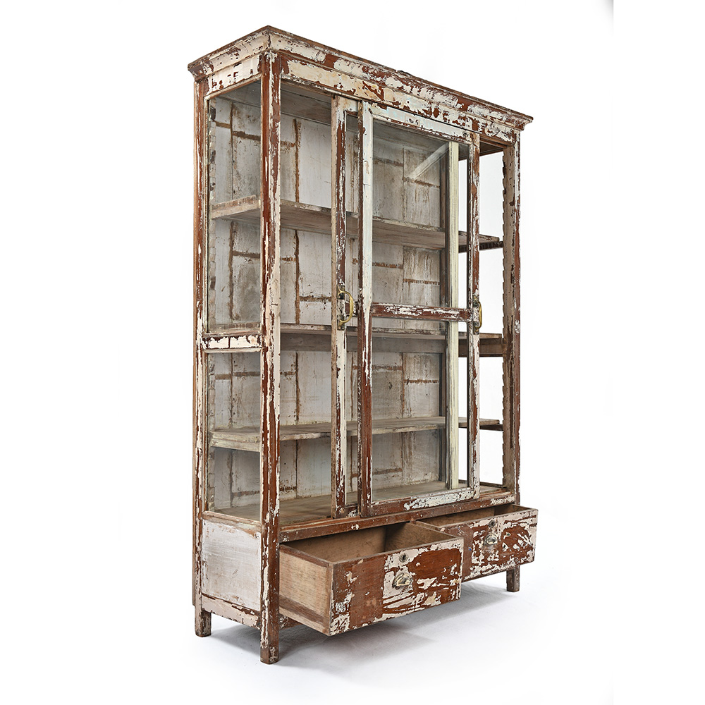 Armoire vitrée en bois patiné à 2 tiroirs Mes Découvertes Julien Cohen