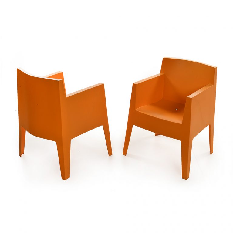 Lot de 6 fauteuils "Toy" oranges signés Starck Mes Découvertes
