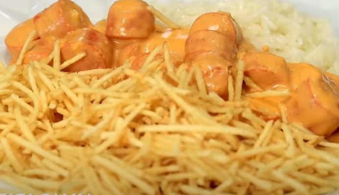 Receita de Strogonoff de Salsicha Simples Mesa e Sabor