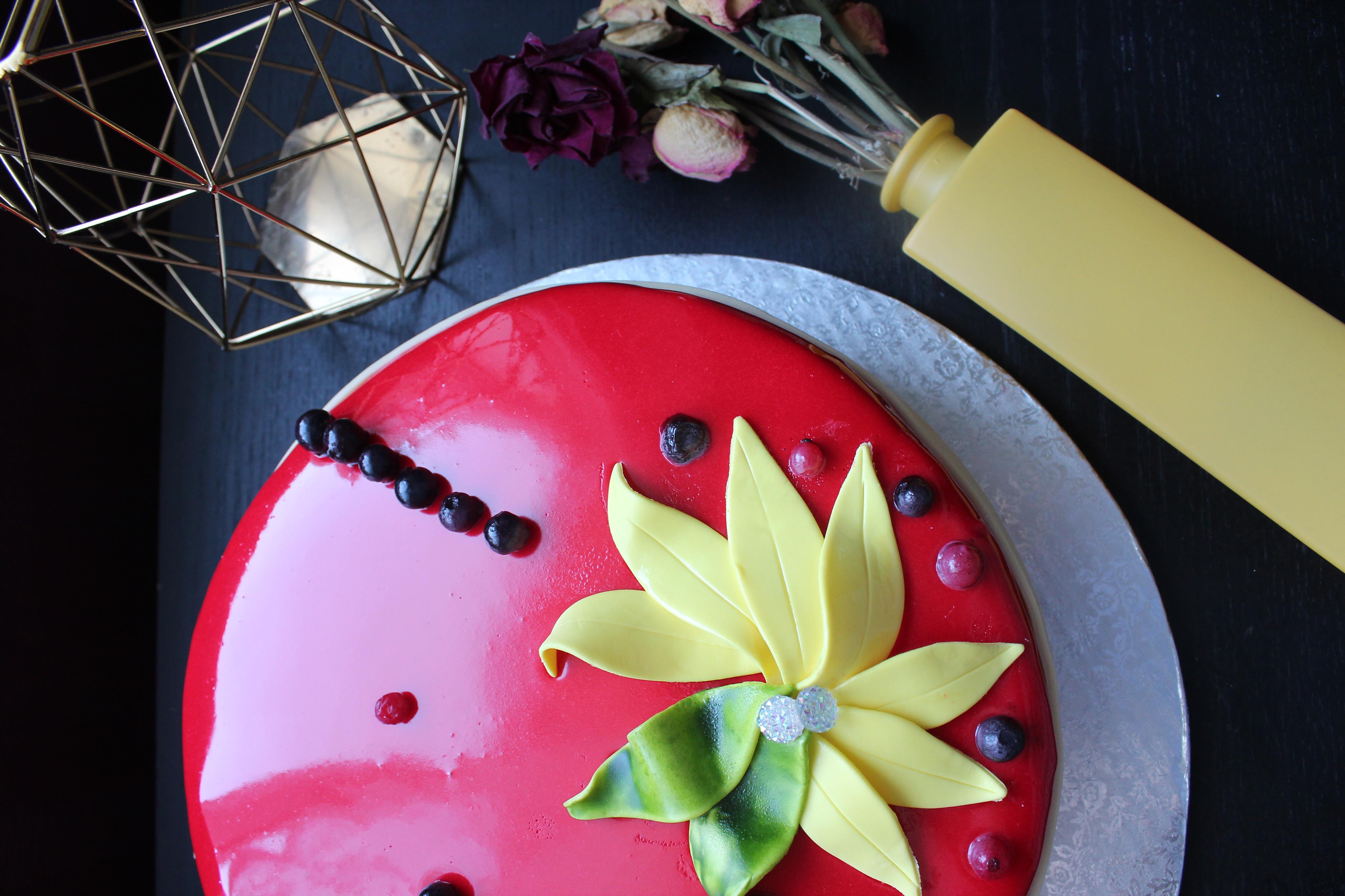 Entremet chocolat blanc, fraises glaçage miroir francuski ontrome sa