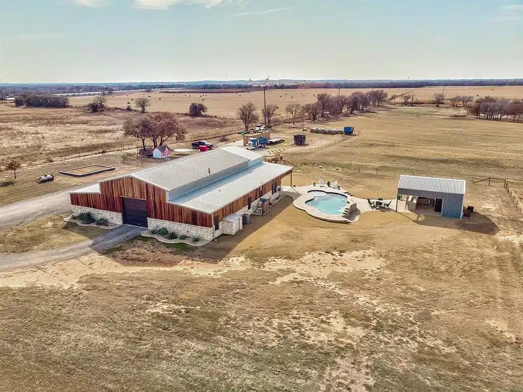 Tolar, TX 29acre 1,600sqft 3bed 2bath custom barndo