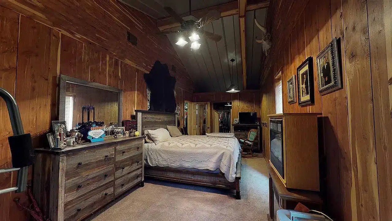 Bloomburg, TX 8acre, 3bed, 2bath, 1,600sqft rustic barndo