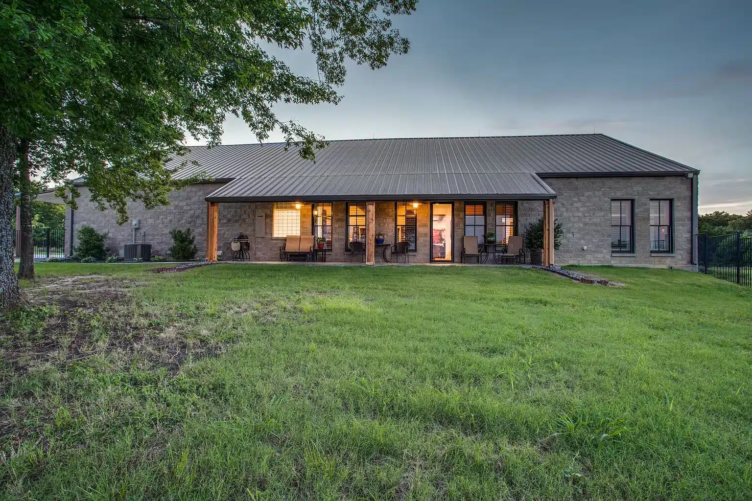 Chatfield, TX Spectacular Custom Barndo on 5.7 Acres
