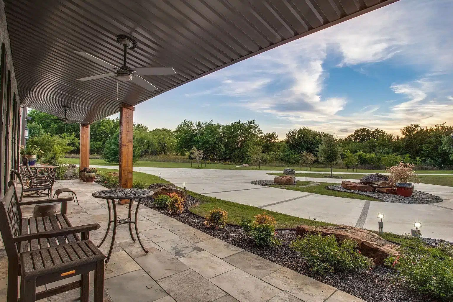 Chatfield, TX Spectacular Custom Barndo on 5.7 Acres