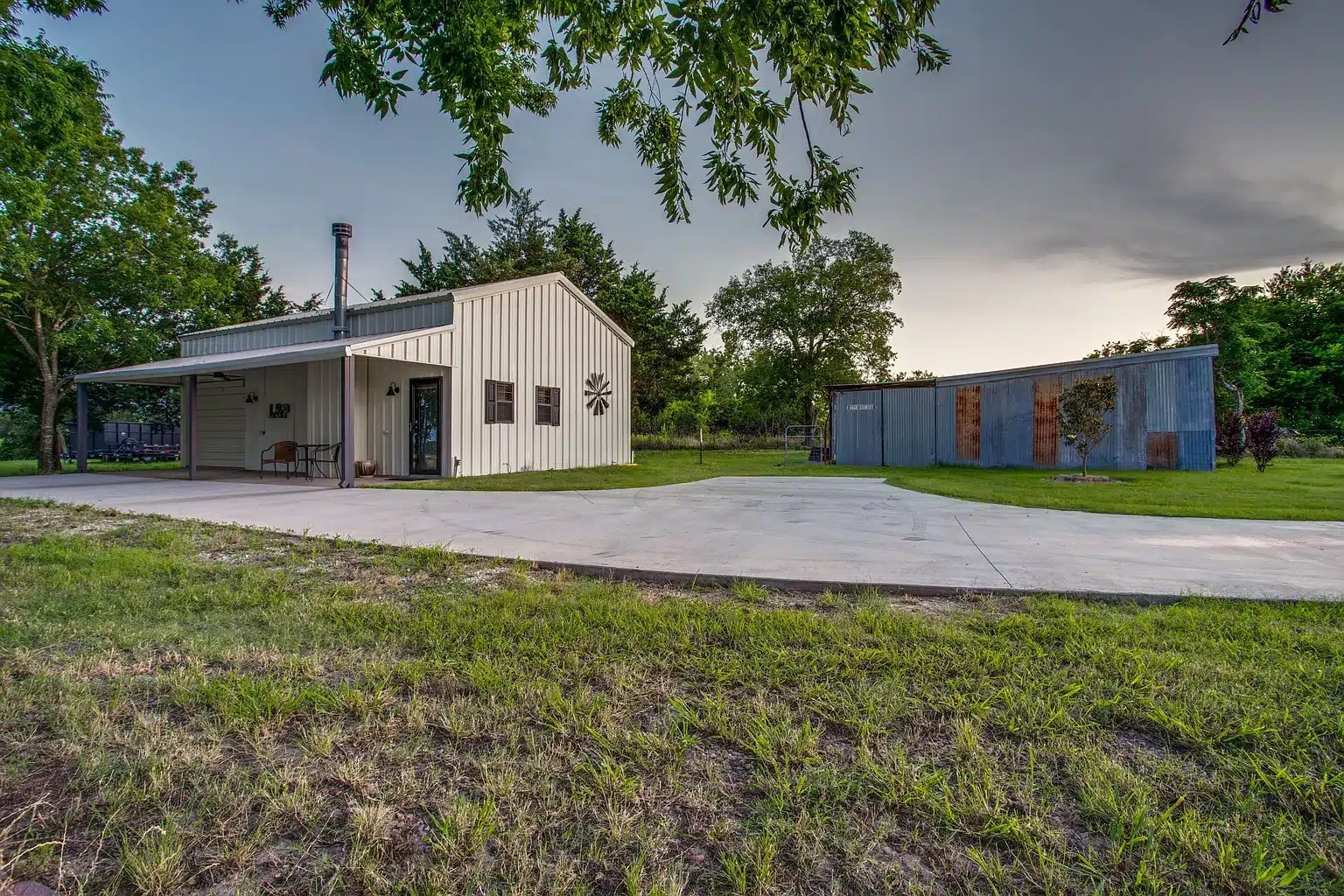 Chatfield, TX Spectacular Custom Barndo on 5.7 Acres