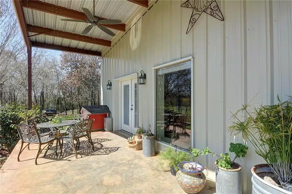 244 Henry Ln, Waelder, TX 78959