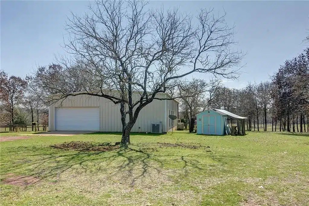 244 Henry Ln, Waelder, TX 78959