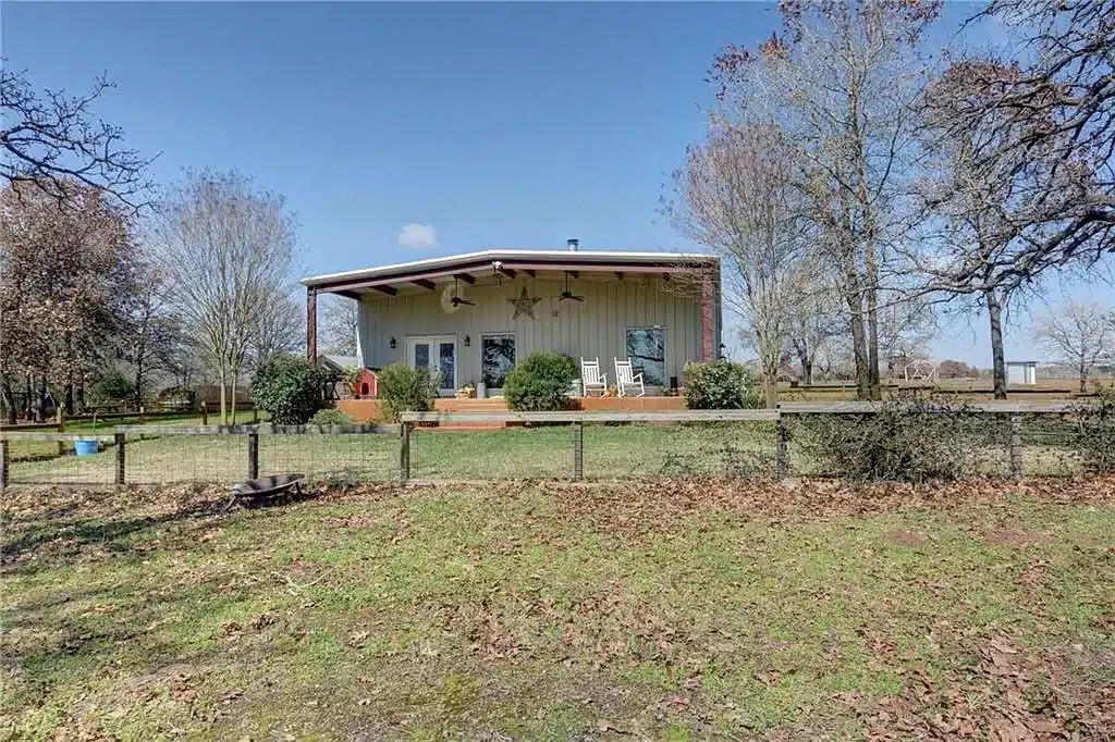 244 Henry Ln, Waelder, TX 78959