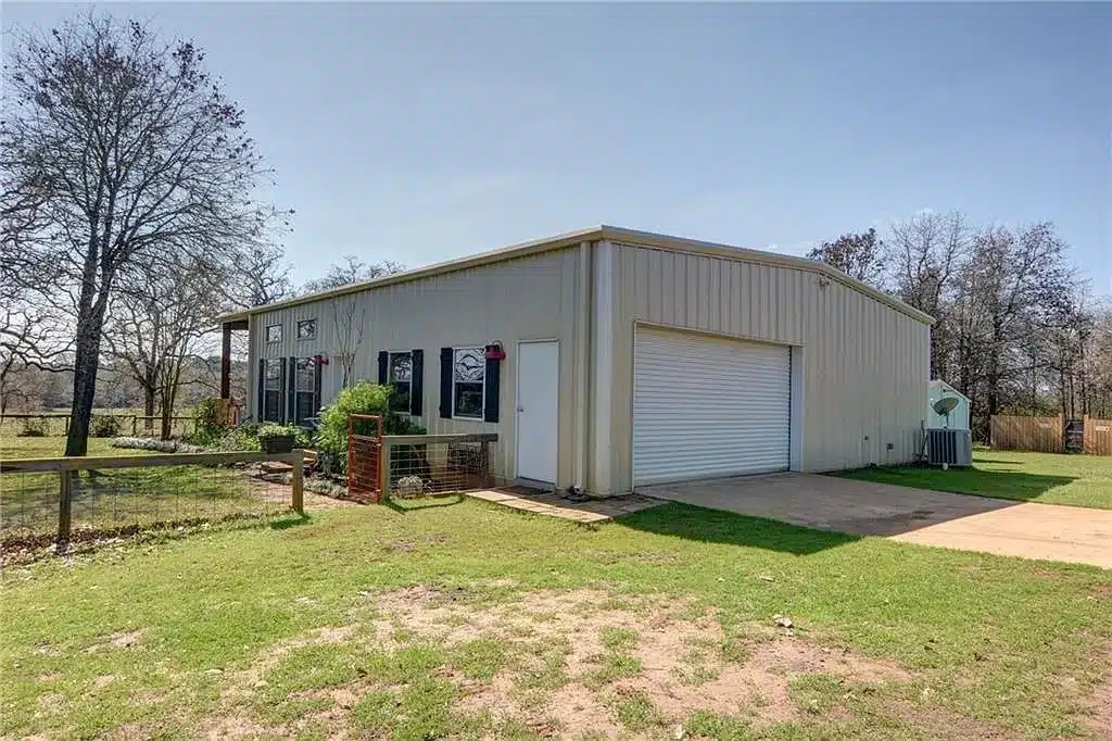 244 Henry Ln, Waelder, TX 78959