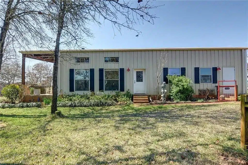 244 Henry Ln, Waelder, TX 78959