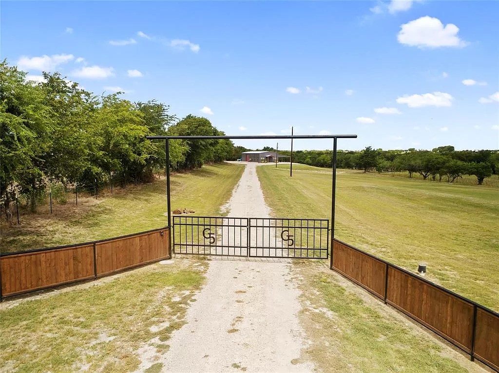 729 Fm 744, Malone, TX 76660