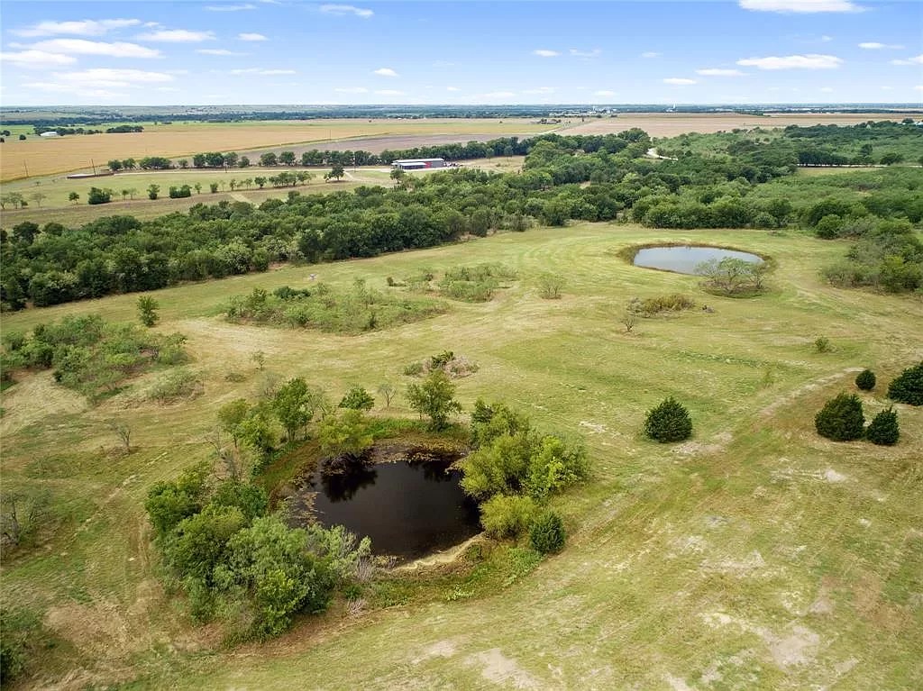 729 Fm 744, Malone, TX 76660